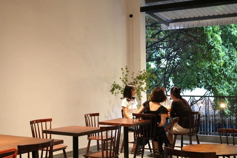 10AM Cafe: Tiệm cafe độc lạ cùng trải nghiệm đua xe mô hình 2