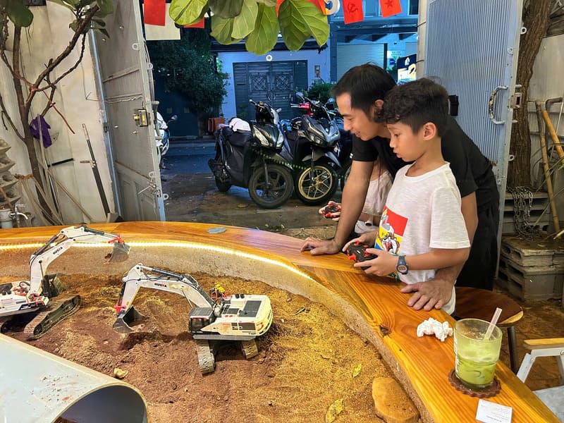 10AM Cafe: Tiệm cafe độc lạ cùng trải nghiệm đua xe mô hình 5