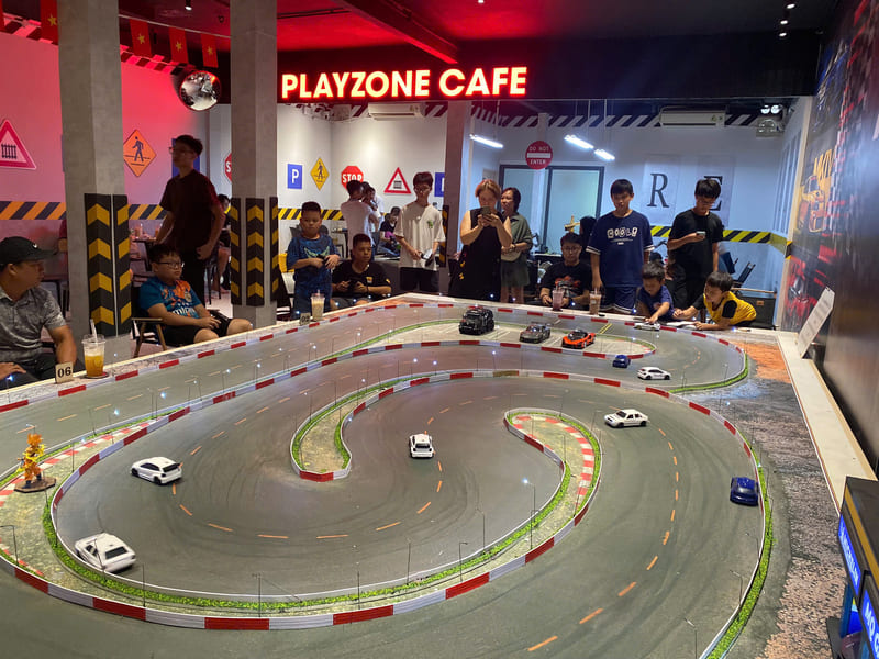10AM Cafe: Tiệm cafe độc lạ cùng trải nghiệm đua xe mô hình 6