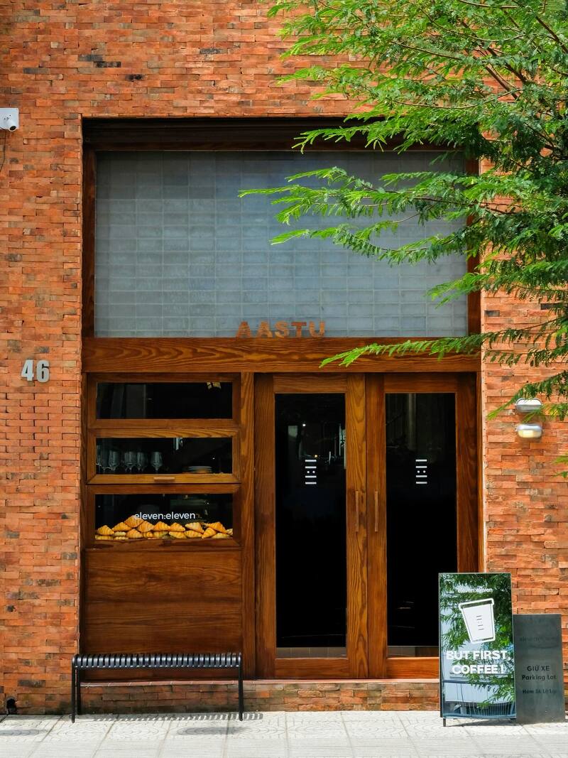 Khám phá 11:11 Cafe không gian nâu trầm giữa lòng Quận 1 2