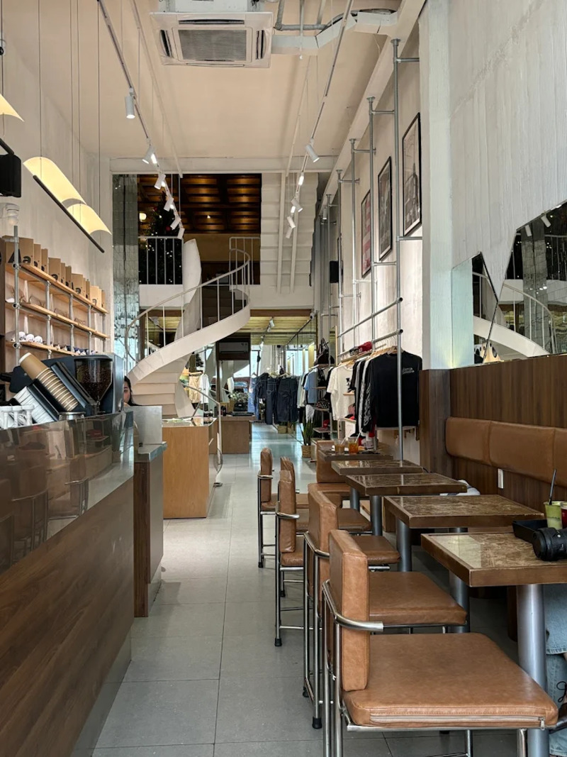 Khám phá 11:11 Cafe không gian nâu trầm giữa lòng Quận 1 3