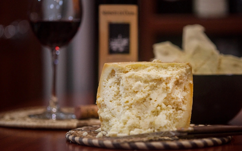Casu Marzu: Phô mai giòi 'nguy hiểm' nhất thế giới từ Sardinia, Ý 8