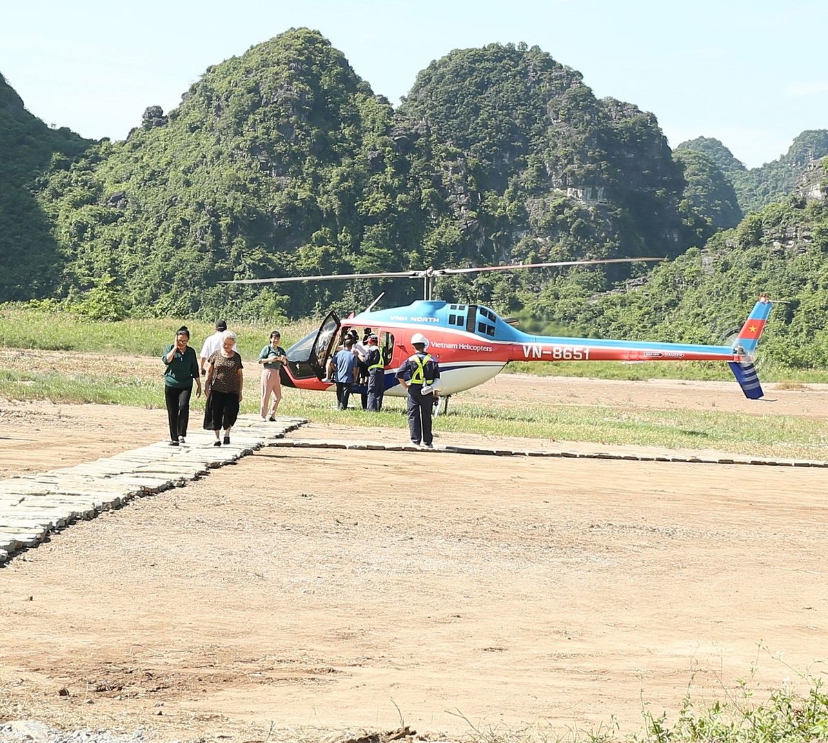 Đến Ninh Bình ngồi trực thăng khám phá Tràng An, bạn đã thử chưa? 4