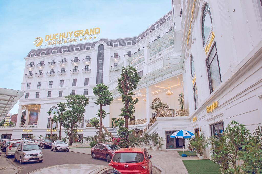 Duc Huy Grand Hotel & Spa – Khách sạn 4 sao với phong cách hoàng gia tối giản cùng dịch vụ xông hơi kiểu Hàn Quốc có 1-0-2 3