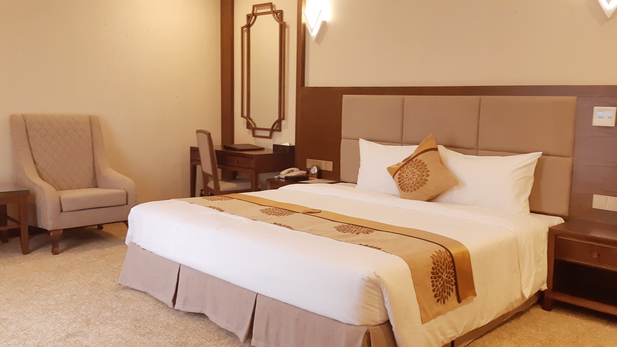 Duc Huy Grand Hotel & Spa – Khách sạn 4 sao với phong cách hoàng gia tối giản cùng dịch vụ xông hơi kiểu Hàn Quốc có 1-0-2 4