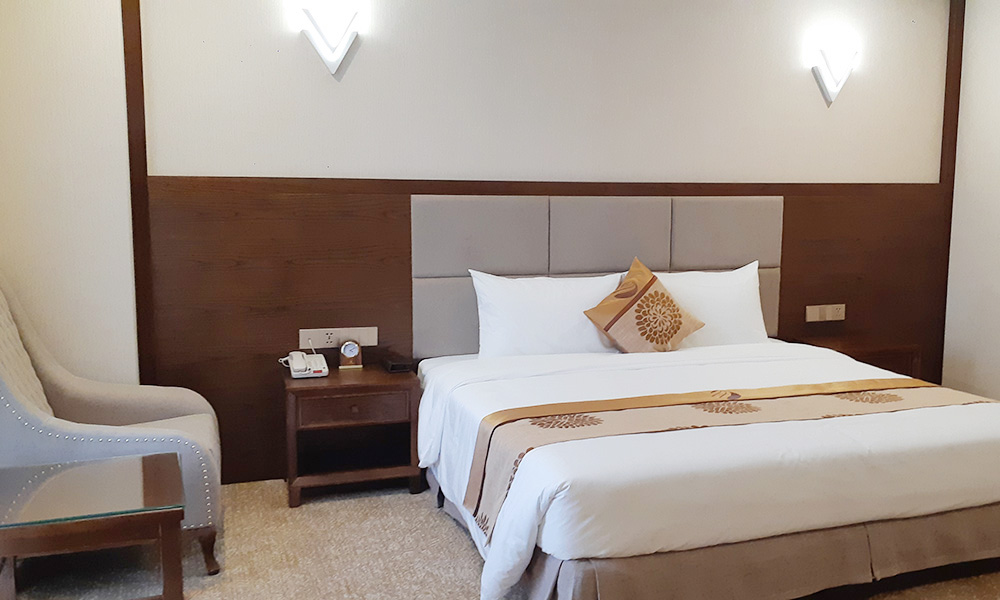 Duc Huy Grand Hotel & Spa – Khách sạn 4 sao với phong cách hoàng gia tối giản cùng dịch vụ xông hơi kiểu Hàn Quốc có 1-0-2 12