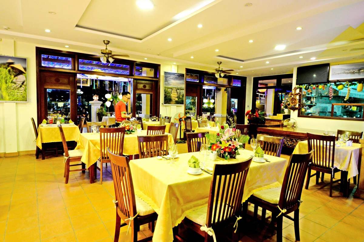 Green Heaven Restaurant Hoi An - Nhà hàng sở hữu tầm nhìn tuyệt đẹp nhìn ra quảng trường sông Hoài 3