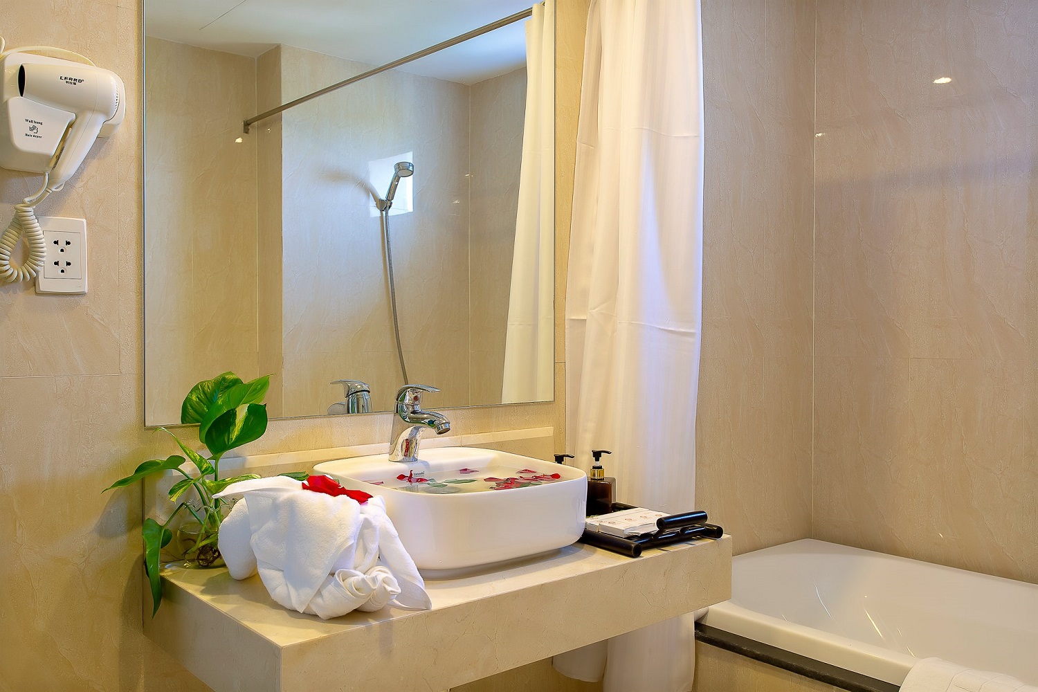 Hoi An Aurora Riverside Hotel & Spa – Khách sạn 3 sao có nhiều góc sống ảo mộng mơ 7