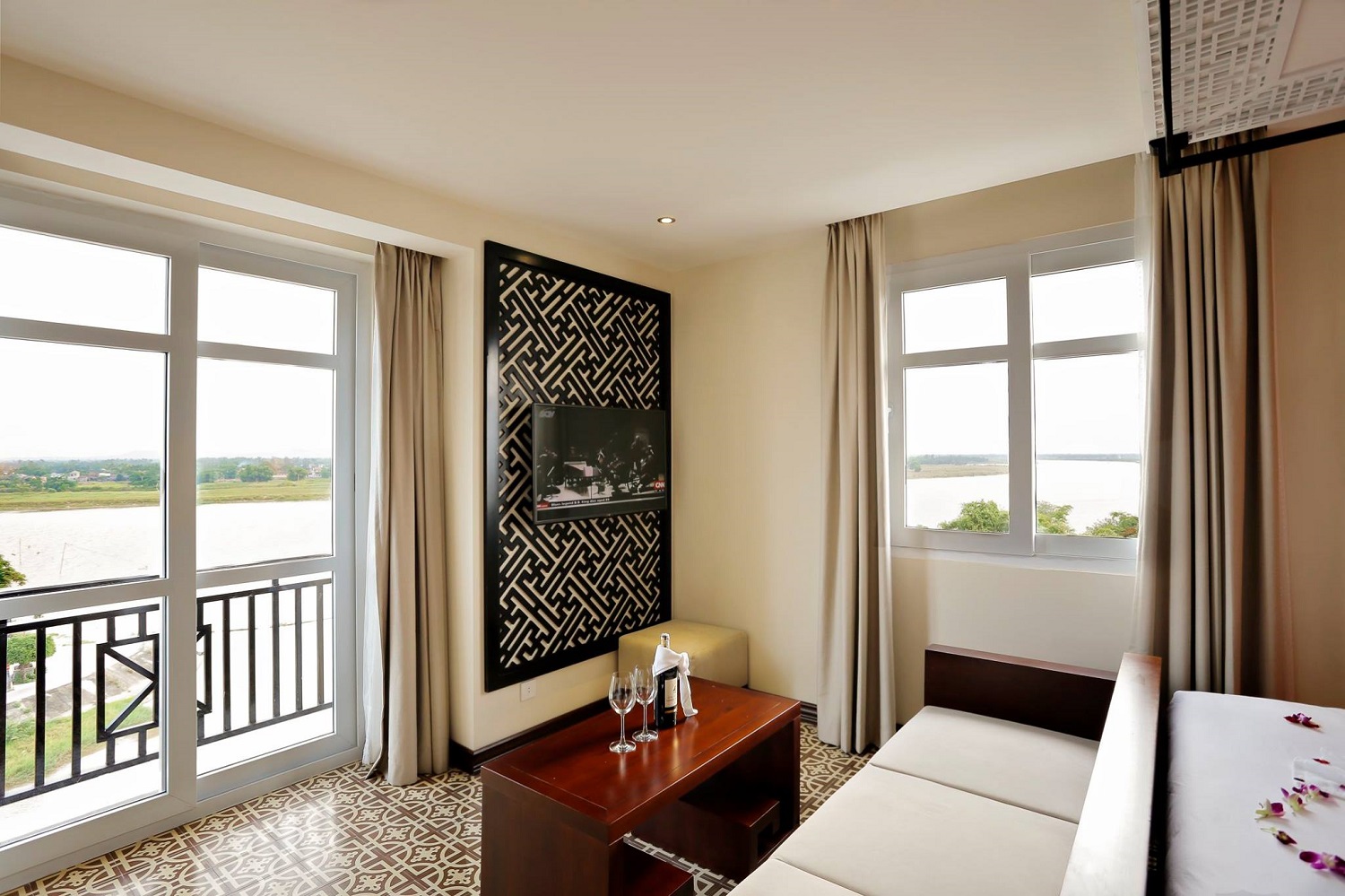 Khách sạn Royal Riverside – Khách sạn 4 sao nằm cạnh sông Thu Bồn 5