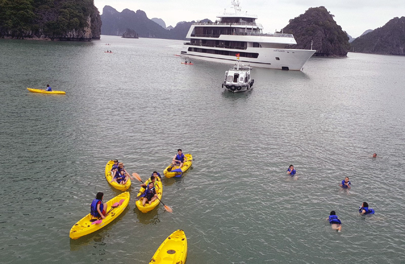 Kinh nghiệm đặt tour du thuyền ở Hạ Long cho những bạn trẻ thích trải nghiệm 9