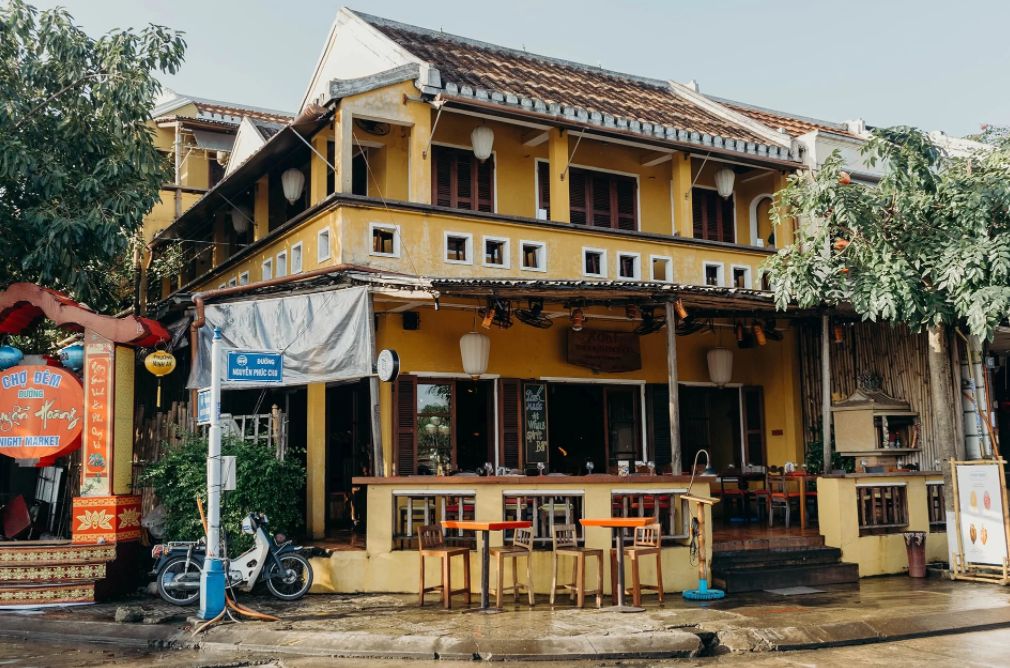 Mango Mango Hoi An restaurant - Nhà hàng sở hữu nội thất đầy màu sắc 2