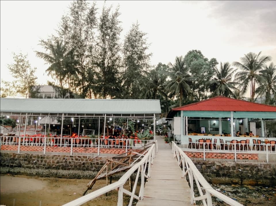 Nhà bè hải sản Bé Ghẹ - Nhà hàng hải sản bình dân ở làng chài Hàm Ninh 2