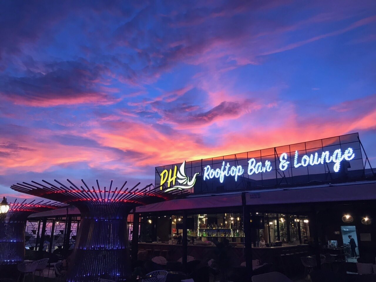 PH Rooftop Bar & Lounge - Đẳng Cấp Nhà Hàng Đảo Ngọc Sang Trọng 2