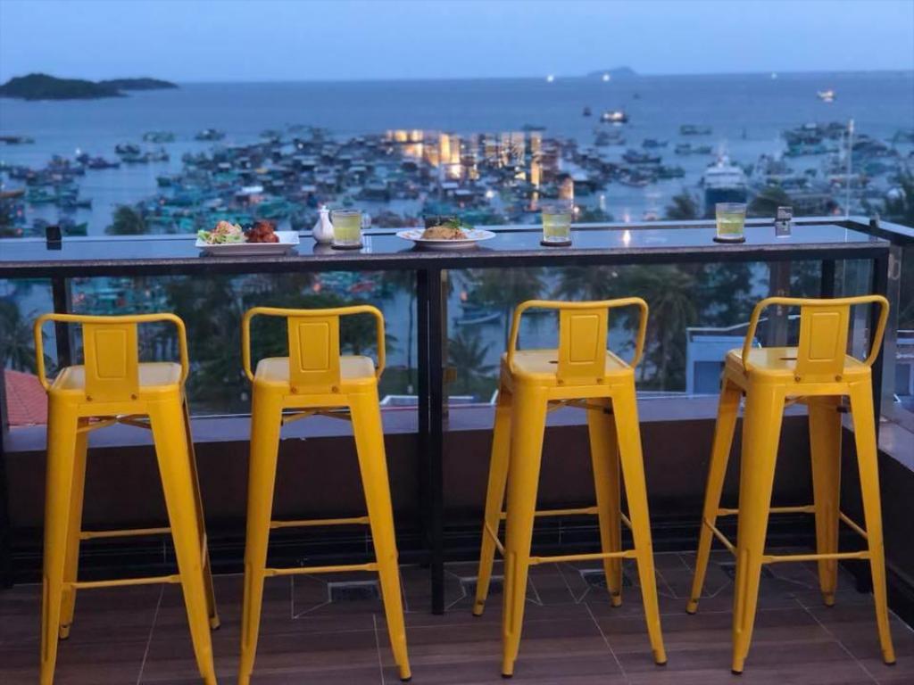 PH Rooftop Bar & Lounge - Đẳng Cấp Nhà Hàng Đảo Ngọc Sang Trọng 6
