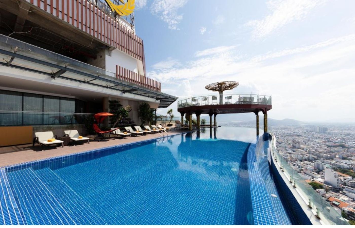 Regalia Gold Hotel-Khách sạn 5 sao có hồ bơi vô cực ở tầng 40 2