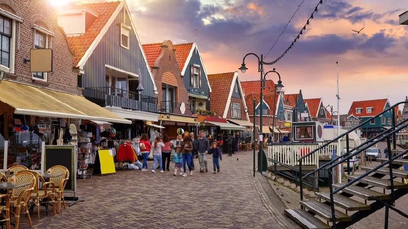 Volendam: Thị trấn ven biển cổ kính và quyến rũ của Hà Lan 3