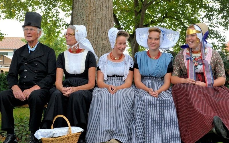 Volendam: Thị trấn ven biển cổ kính và quyến rũ của Hà Lan 7
