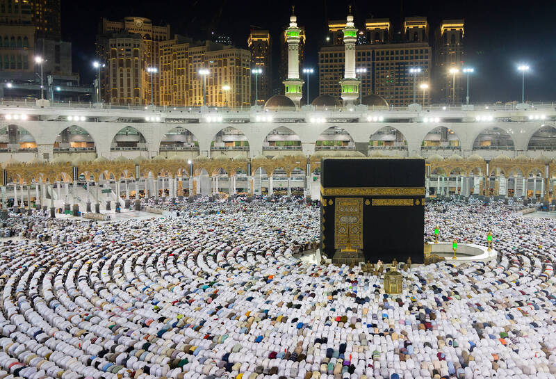 Tháp đồng hồ Abraj Al Bait cắt ngang tầng trời thánh địa Mecca 7