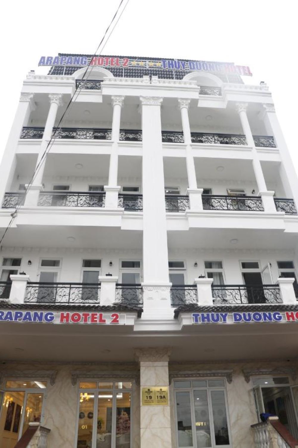 Arapang Hotel 2 với không gian thật sang trọng cùng tông màu trắng chủ đạo 2