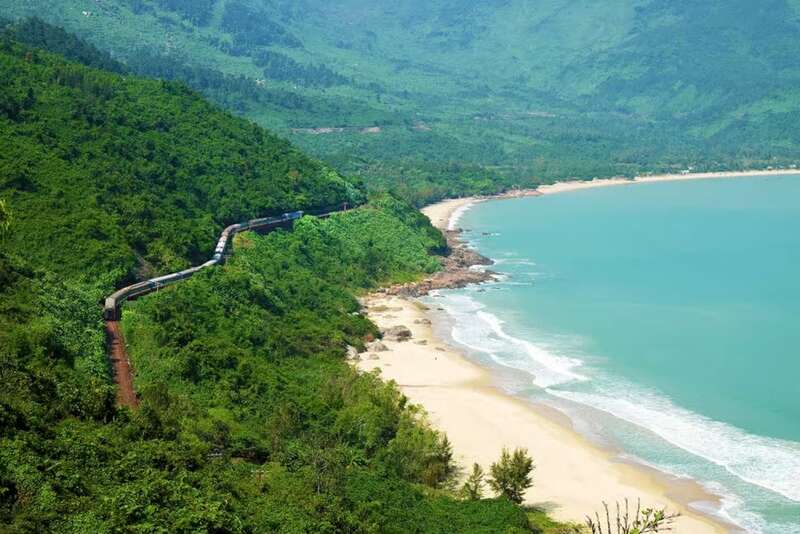 Bãi biển Lăng Cô một bức tranh thuần khiết của xứ Huế 2