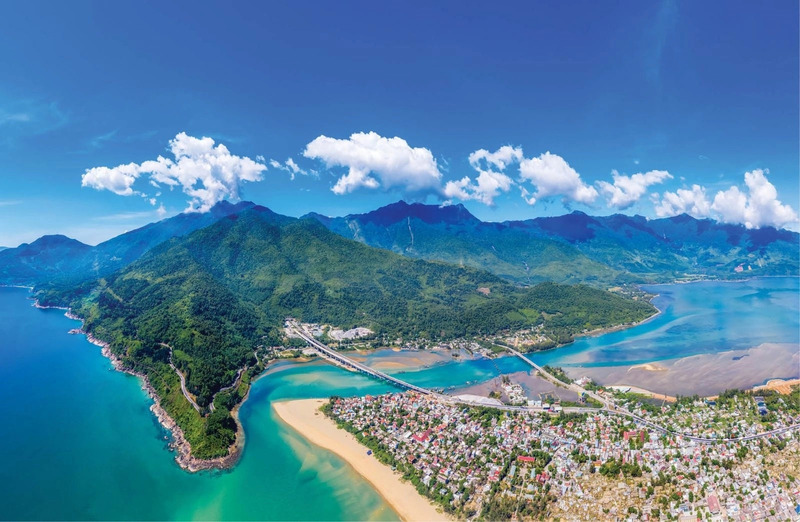 Bãi biển Lăng Cô một bức tranh thuần khiết của xứ Huế 3