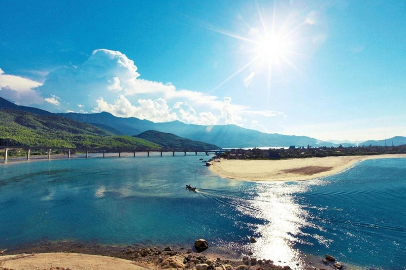 Bãi biển Lăng Cô một bức tranh thuần khiết của xứ Huế 5