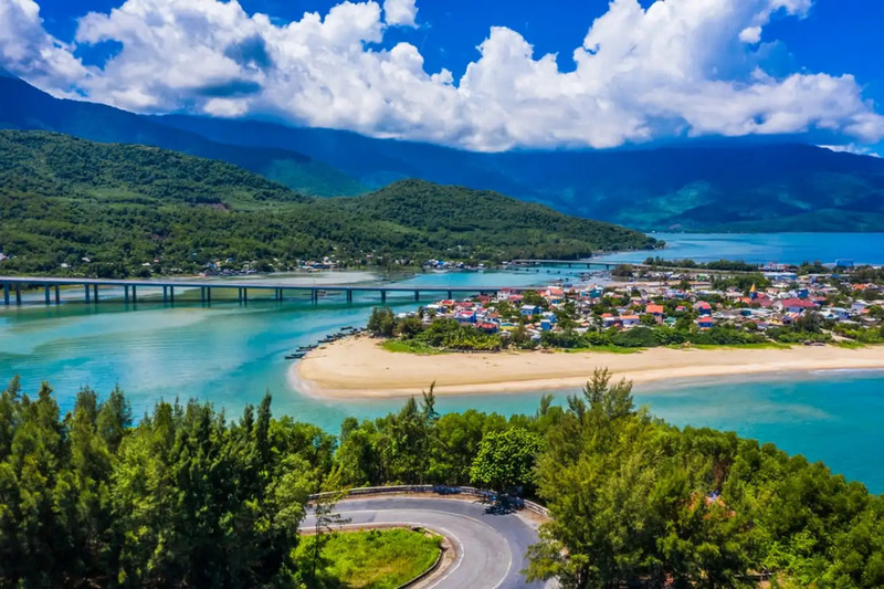 Bãi biển Lăng Cô một bức tranh thuần khiết của xứ Huế 8