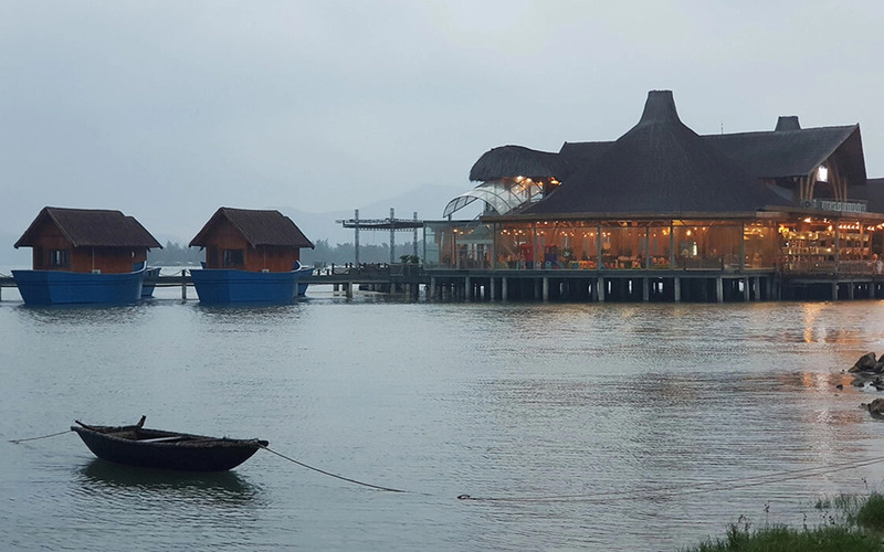 Bãi biển Lăng Cô một bức tranh thuần khiết của xứ Huế 9