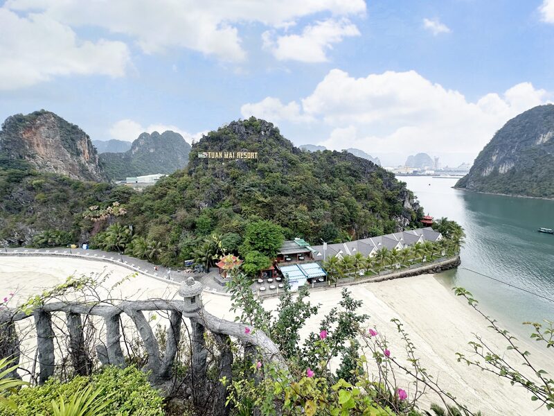 Bãi tắm Lương Ngọc Cẩm Phả yên bình giữa vịnh Bái Tử Long 2