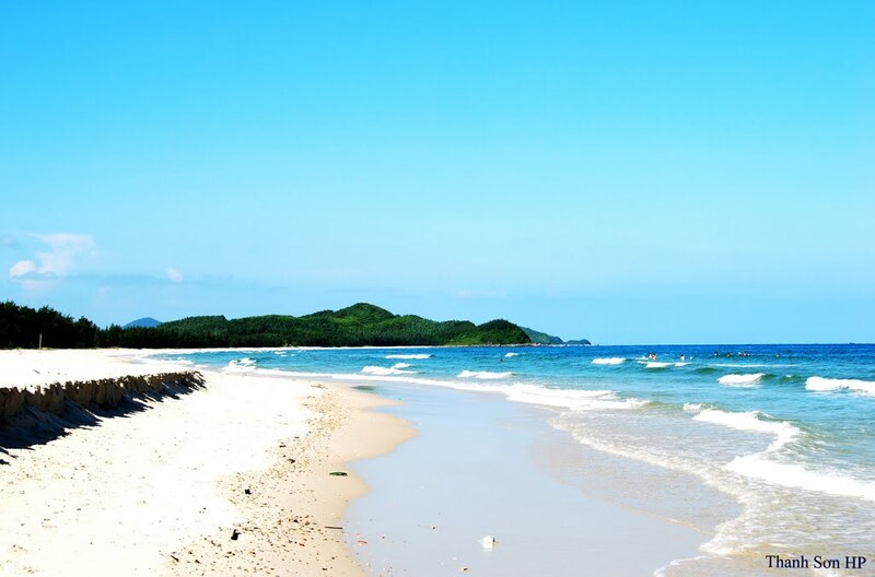 Bãi tắm Sơn Hào Quan Lạn, thiên đường biển hoang sơ với bãi đá tròn độc đáo 2