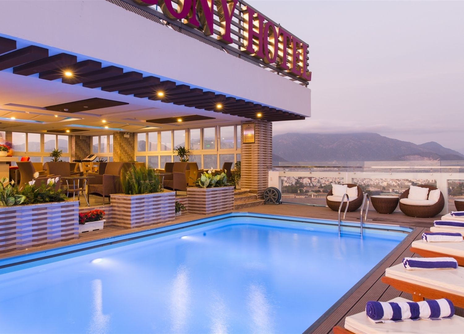 Balcony Nha Trang Hotel với thiết kế ban công hướng biển độc đáo 18