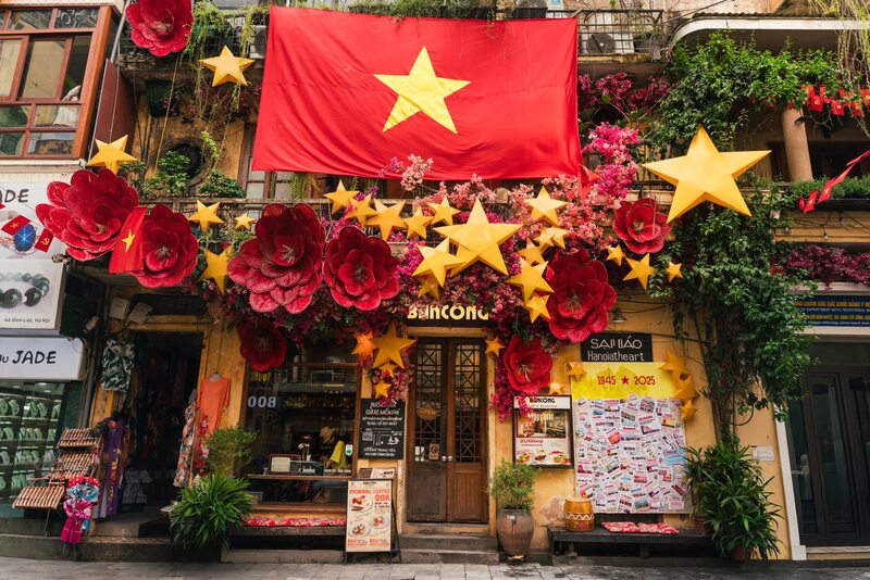 Check-in 14 quán cà phê Hà Nội rực rỡ cờ đỏ sao vàng 26