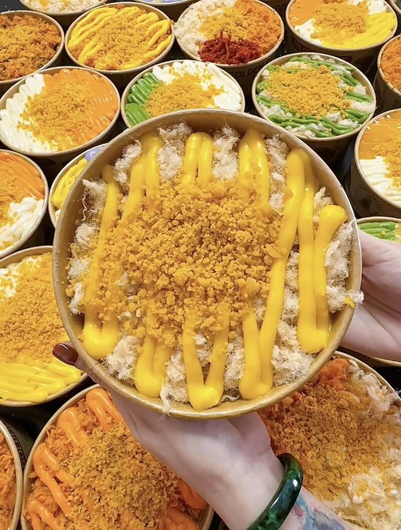 Thưởng thức bánh bông lan trứng muối Vũng Tàu với vị mềm xốp, thơm ngon mùi sữa 4