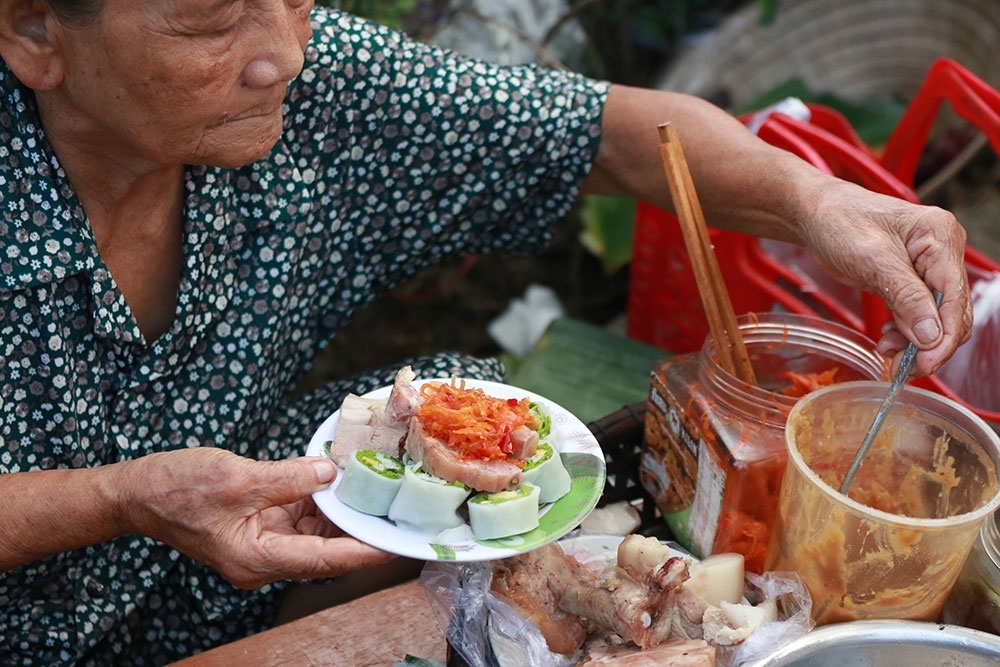 Bánh cuốn tôm chua - Mỹ vị của cung đình Huế trong món ăn dân dã, bình dị 5