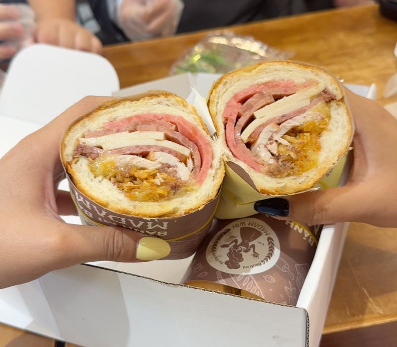 Bánh mì bà Huynh: Trong ổ bánh mì nửa ký có gì đặc biệt? 3