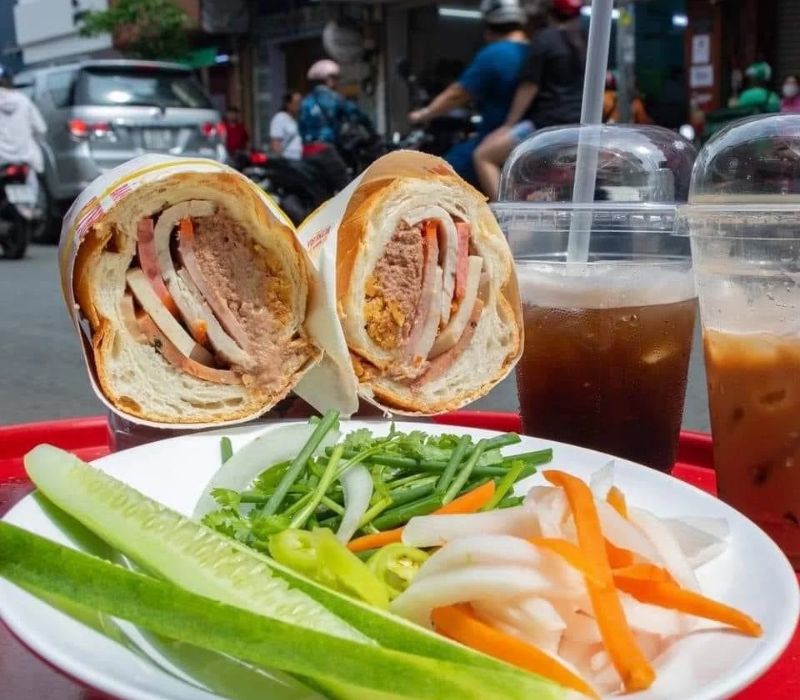 Bánh mì bà Huynh: Trong ổ bánh mì nửa ký có gì đặc biệt? 5