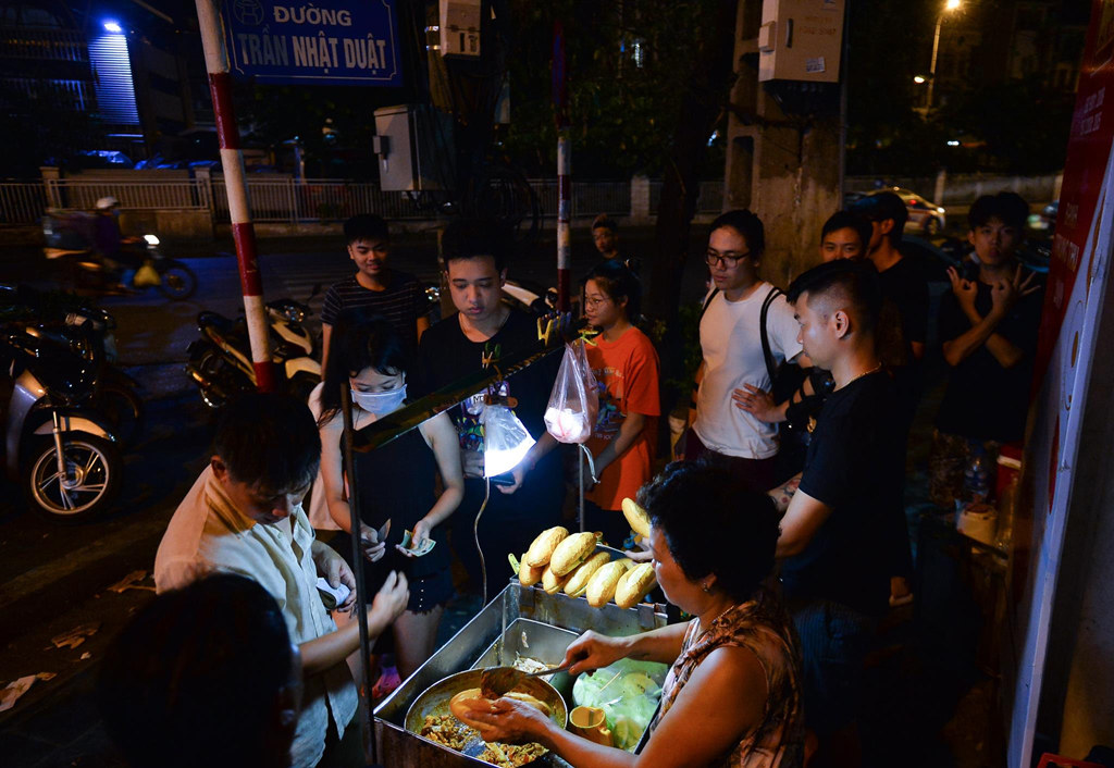 Bánh mì dân tổ Hà Nội: Xếp hàng cực khổ vẫn tấp nập người mua 9