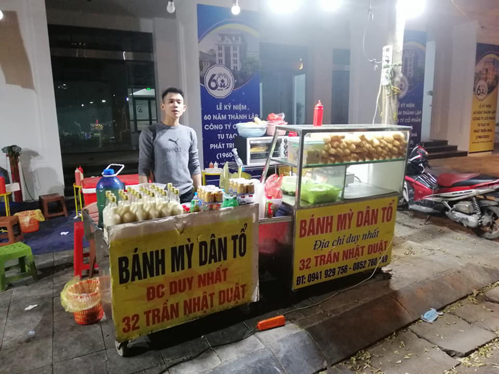 Bánh mì dân tổ Hà Nội: Xếp hàng cực khổ vẫn tấp nập người mua 2