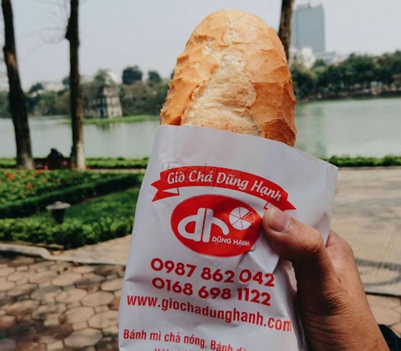 Điểm danh top 15 quán bánh mì Hà Nội ngon quên cả lối về 14