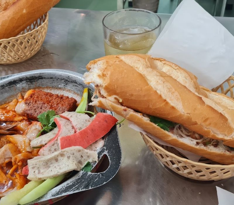 Điểm danh top 15 quán bánh mì Hà Nội ngon quên cả lối về 7