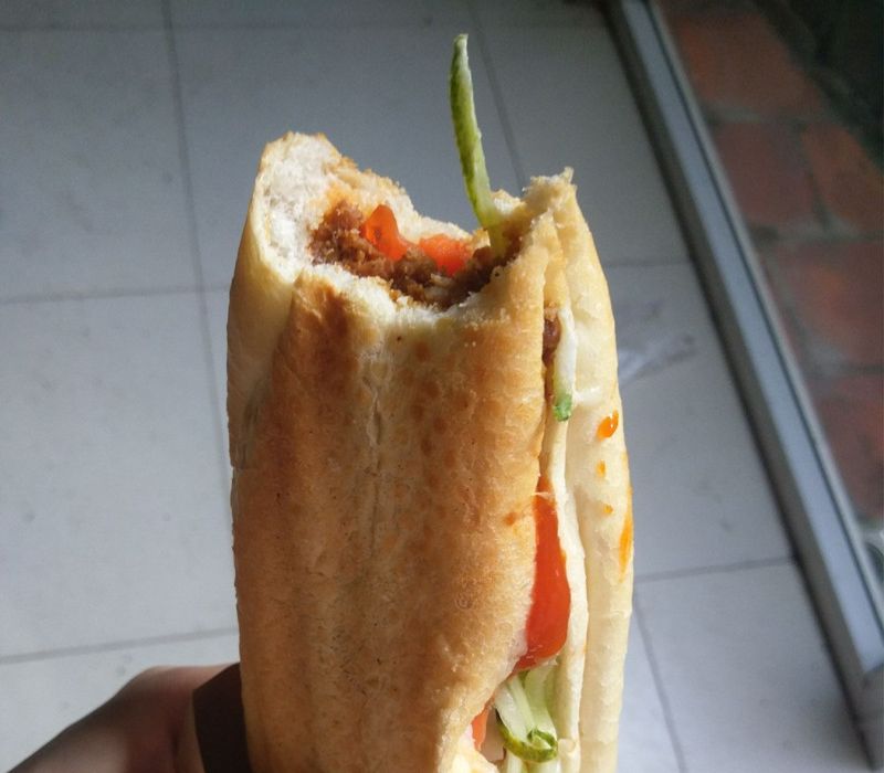 Điểm danh top 15 quán bánh mì Hà Nội ngon quên cả lối về 9