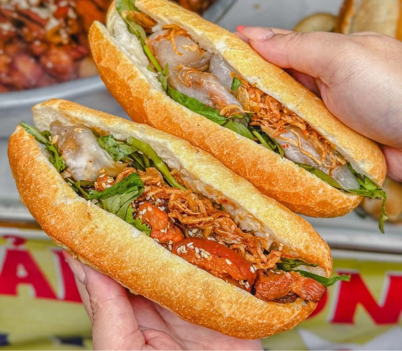 Bánh mì Huế: Top 10 quán ngon 'nhỏ mà có võ' nổi tiếng cố đô 7