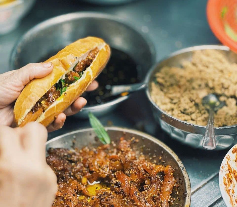 Bánh mì Huế: Top 10 quán ngon 'nhỏ mà có võ' nổi tiếng cố đô 6