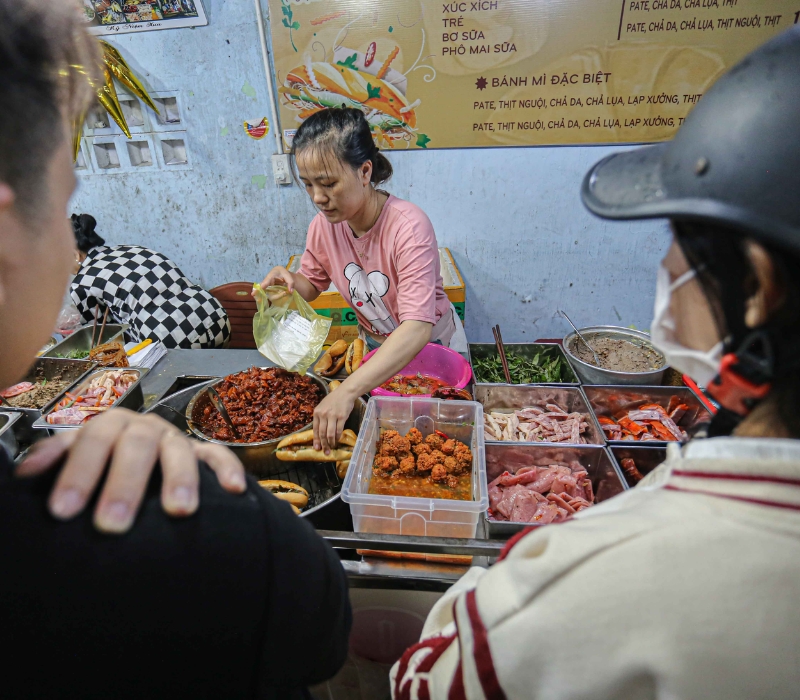 Bánh mì Huế: Top 10 quán ngon 'nhỏ mà có võ' nổi tiếng cố đô 12