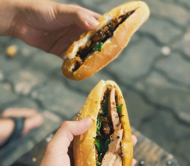 Bánh mì Huế: Top 10 quán ngon 'nhỏ mà có võ' nổi tiếng cố đô 8