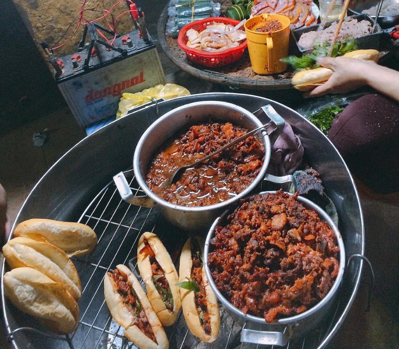 Bánh mì Huế: Top 10 quán ngon 'nhỏ mà có võ' nổi tiếng cố đô 9