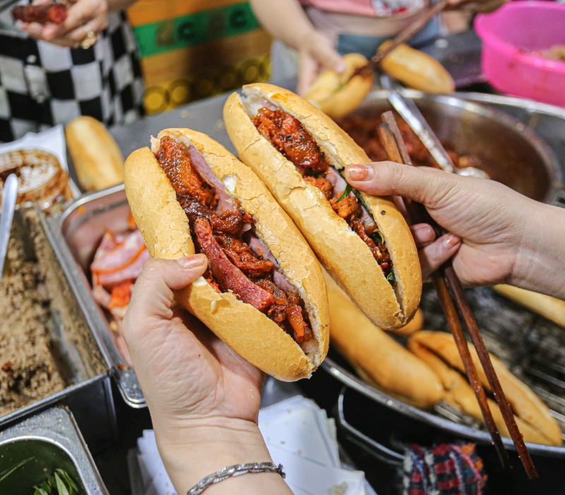 Bánh mì Huế: Top 10 quán ngon 'nhỏ mà có võ' nổi tiếng cố đô 11