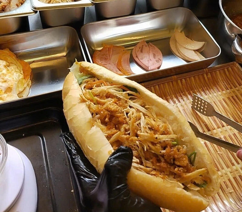 Bánh mì Huế: Top 10 quán ngon 'nhỏ mà có võ' nổi tiếng cố đô 4