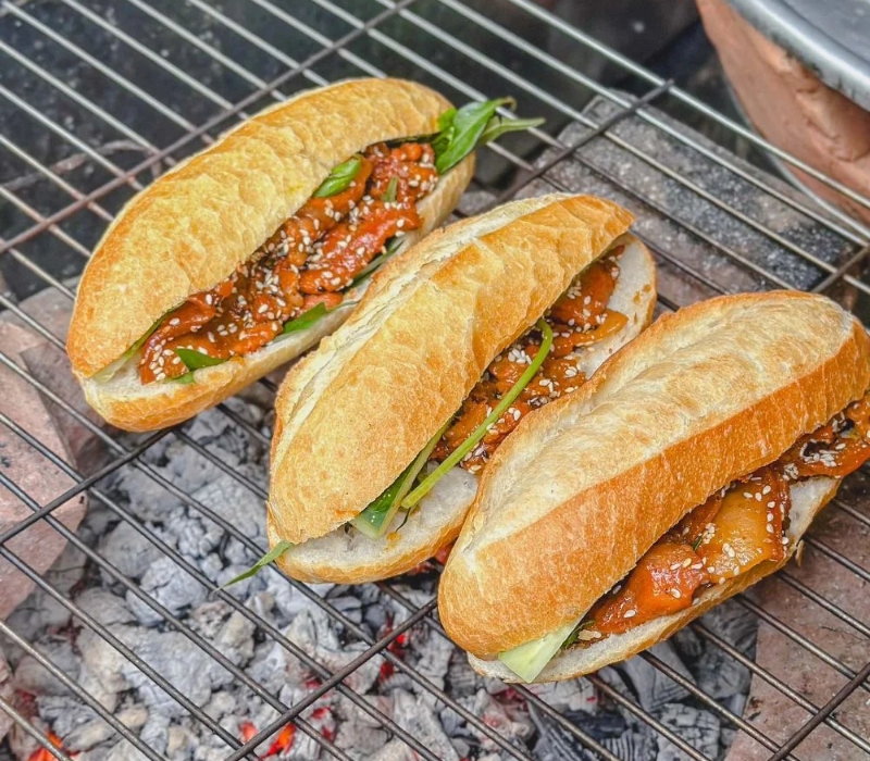 Bánh mì Huế: Top 10 quán ngon 'nhỏ mà có võ' nổi tiếng cố đô 5
