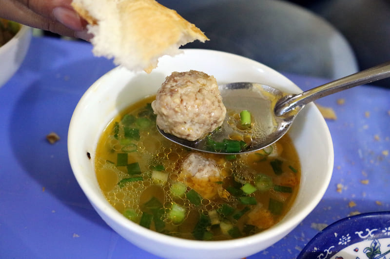 4 quán bánh mì xíu mại Hoàng Diệu ngon nức tiếng, giá bình dân 4